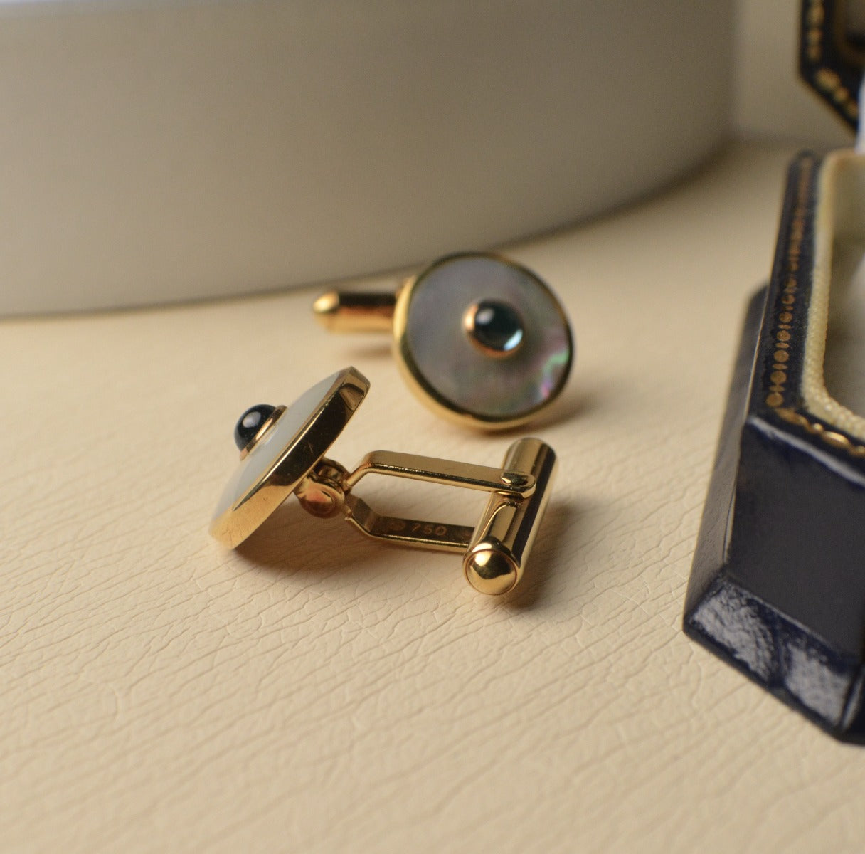 18ct Hallmarked Yellow Gold Cufflinks set with Mother of Pearl & Blue Tourmaline