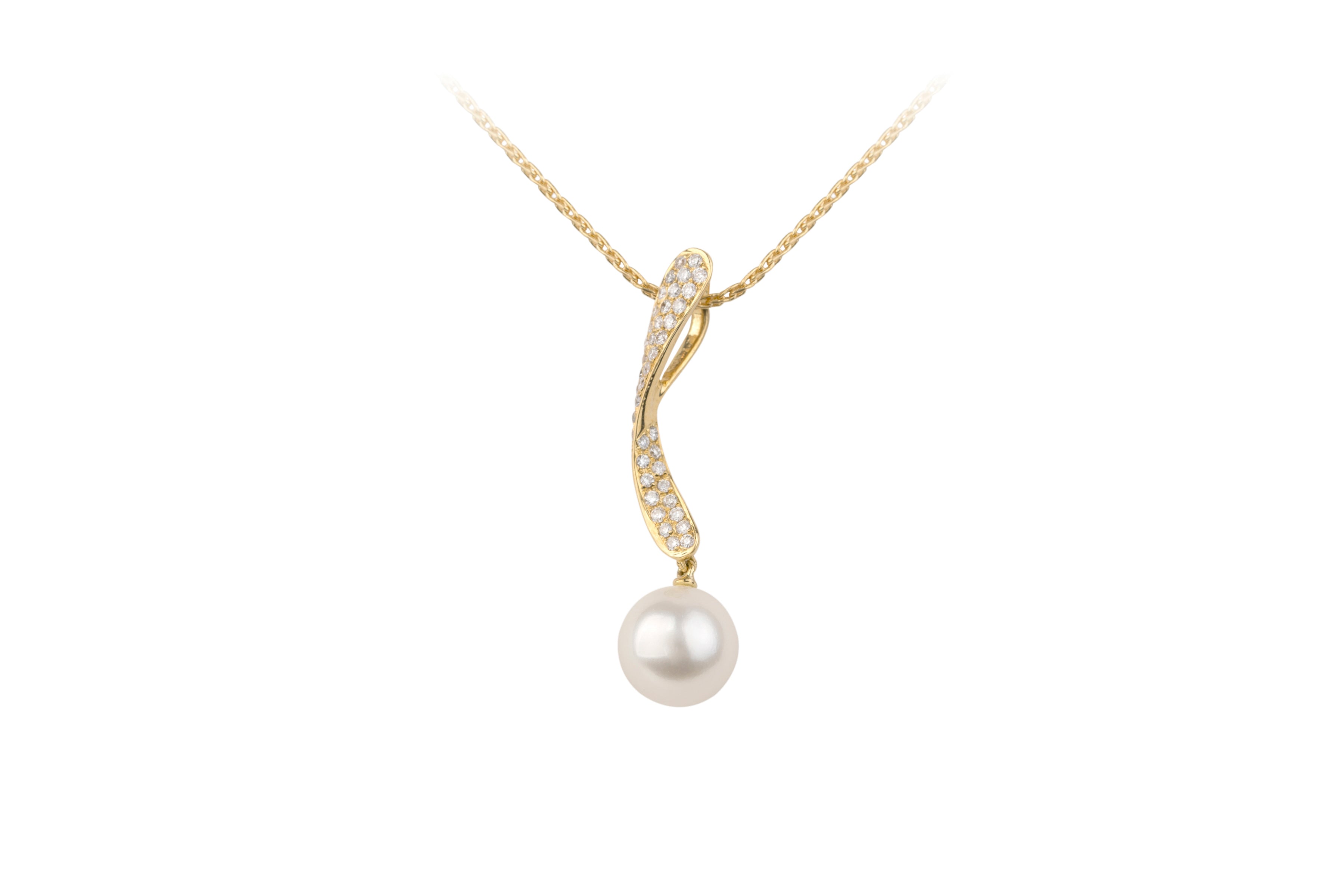 Cultured Fresh Water Pearl & Diamond Pendant in 18ct Yellow Gold