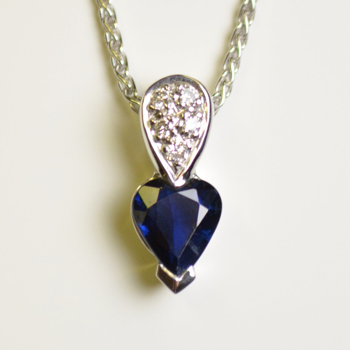 ER6921 Sapphire & Diamond Pendant & Chain in 18ct White Gold